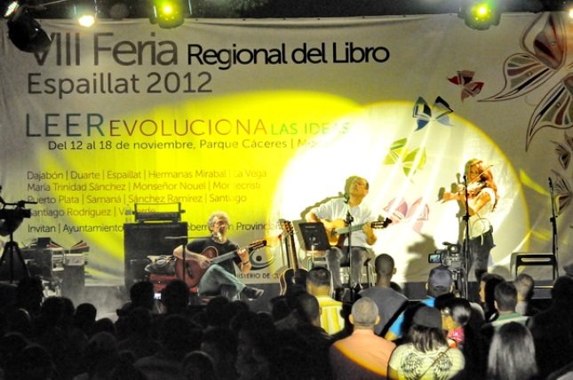 El ministro de Cultura, en un momento de su actuación acompañado de la violinista Militza Iankova y el cantautor y guitarrista Carlos Luís